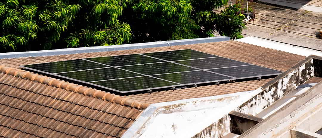 placas solares instaladas en el tejado de una vivienda