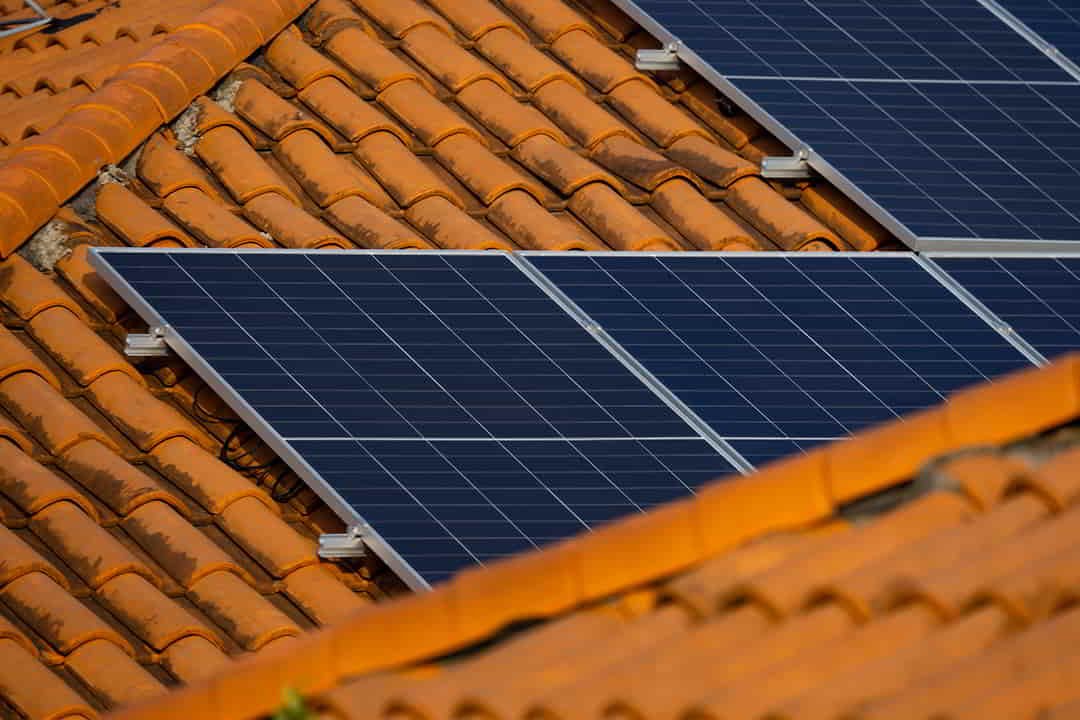 tejado con placas solares instaladas